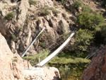 H&auml;ngebr&uuml;cke &uuml;ber einen kleinen See